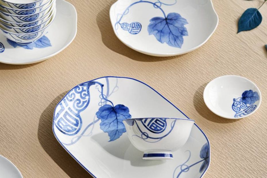 唐山设计师2025年末新作,绅士虎陶瓷厂荣誉出品✨ 萃取葫芦“福禄”吉意,藤蔓线条灵动现代,叶片纹理简约雅致,传统青花内核碰撞当代设计,颜值与寓意双在线~在金融风暴